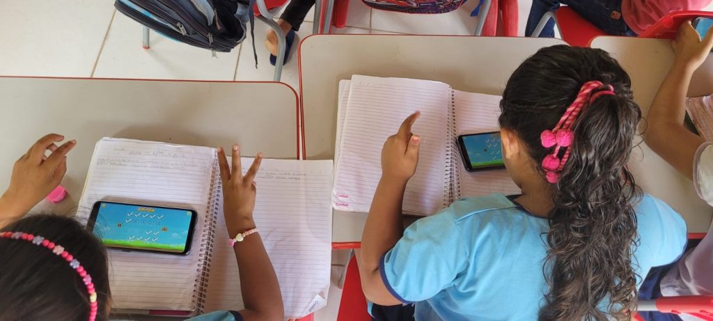Estudantes da escola municipal Maria Clemildes, em Mosqueiro, utilizando os celulares como apoio pedagógico.