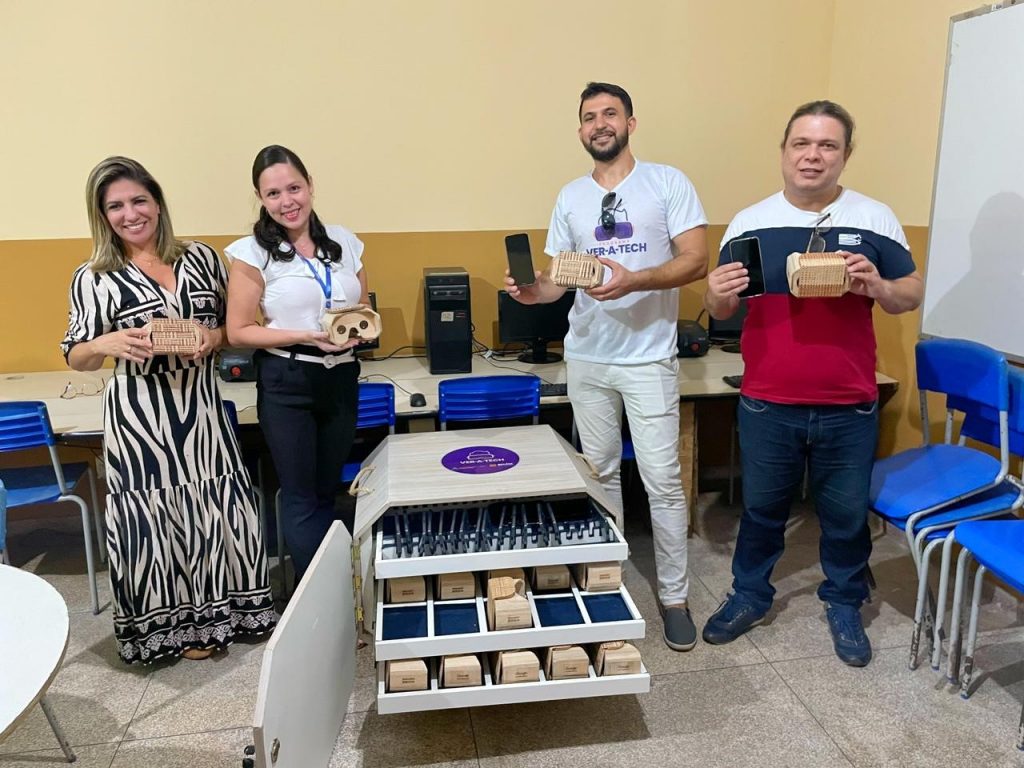 Entrega do laboratório móvel na escola municipal Remígio Fernandez em Mosqueiro
