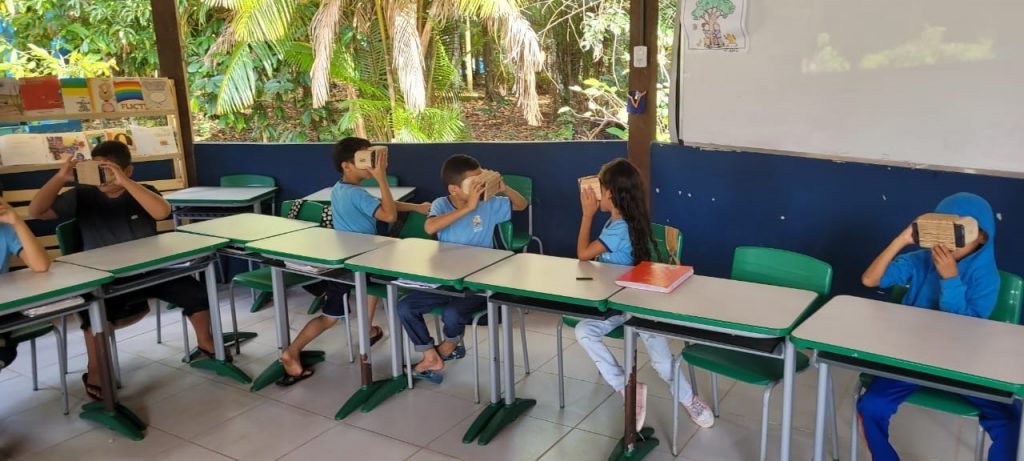 Estudantes da escola municipal Maria Clemildes, em Mosqueiro, utilizando os óculos de realidade virtual