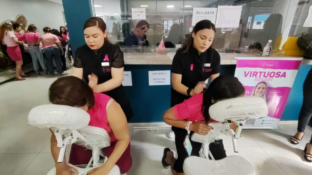 Massagem corporal por profissionais de clínica de estética
