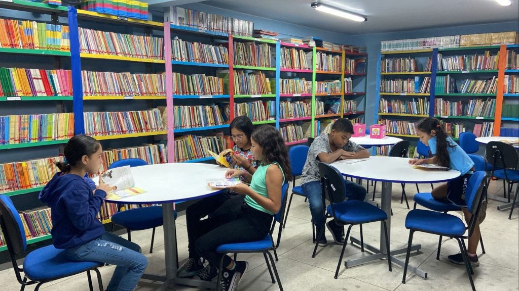 Os estudantes da EMEF Comandante Klautau receberam a Cartilha Marielle, como instrumento pedagógico para o enfrentamento do racismo