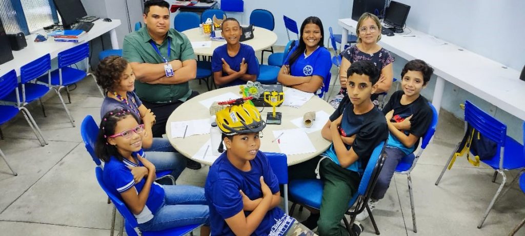 Alunos da escola municipal Nestor Nonato junto com professora e orientadora Marizete Pinheiro e o Professor da CETEC, Thiago Miranda, mostrando as utilidades do capacete para cadeira de rodas inteligente
