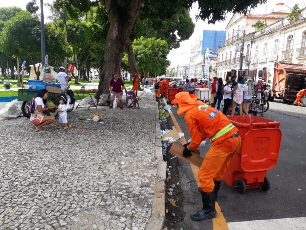 Agentes da Sesan são responsáveis pela limpeza de todo o trajeto das romarias do Círio de Nazaré