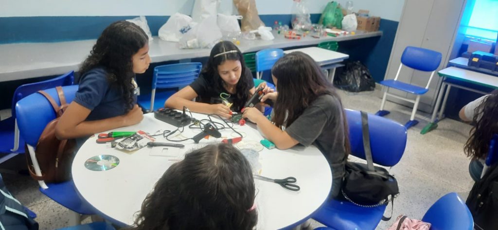 Estudantes produzindo carros robôs com material reciclado na escola Abel Martins em Mosqueiro