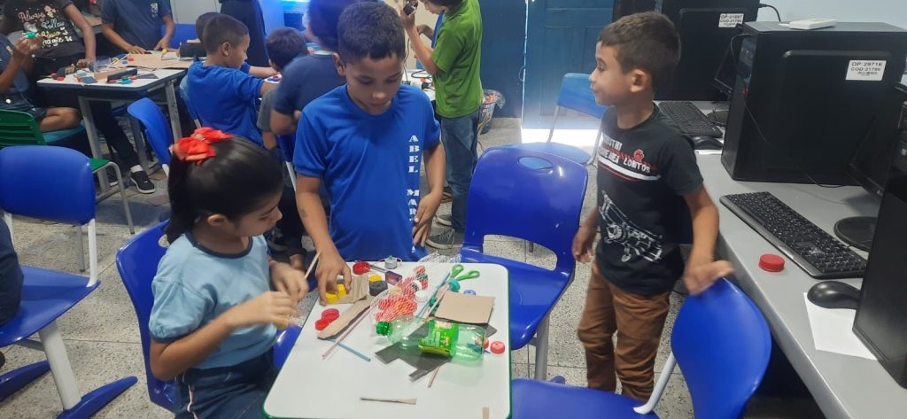 Alunos da escola Abel Martins produzindo os carros Robôs, utilizando garrafa pet