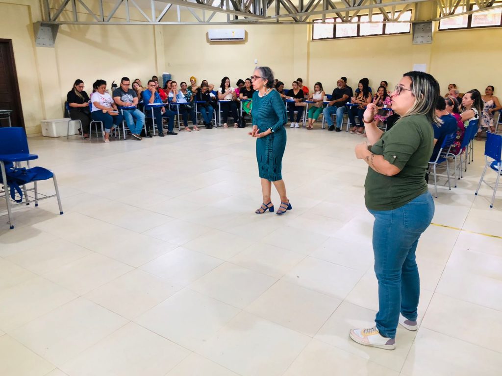 A secretária de educação, Araceli Lemos, destacou a importância da participação de todos nesse processo de construção coletiva para avançar na educação municipal