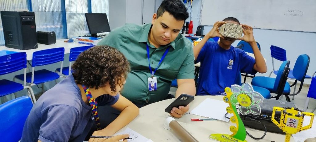 Produção da cadeira de rodas inteligente, na escola Municipal Nestor Nonato