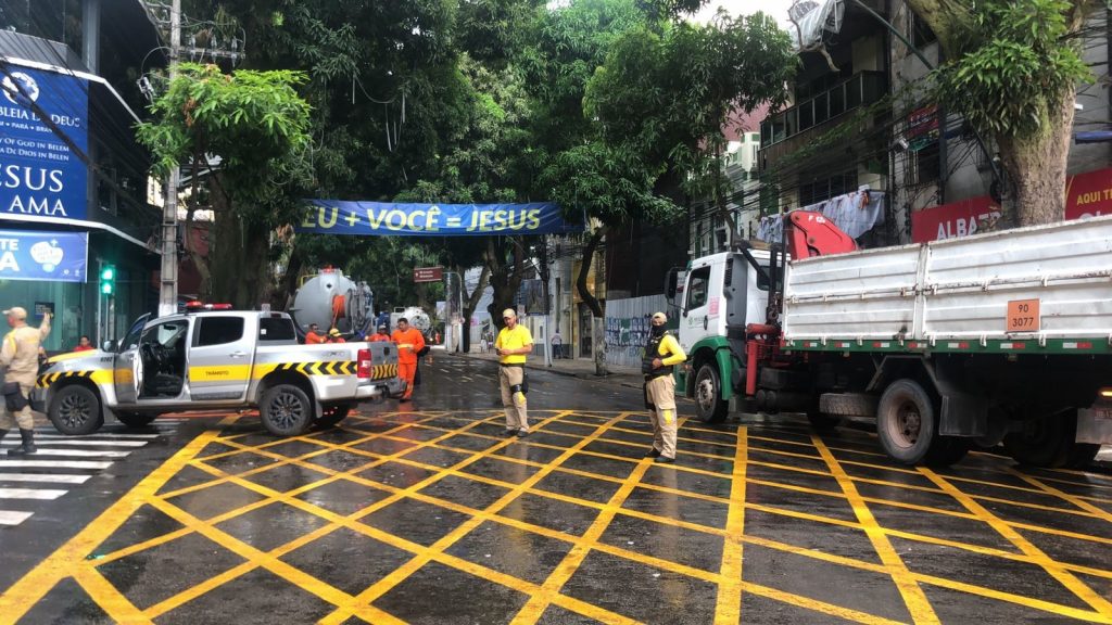 Agentes da Semob atuam no apoio à limpeza do percurso pós-Círio
