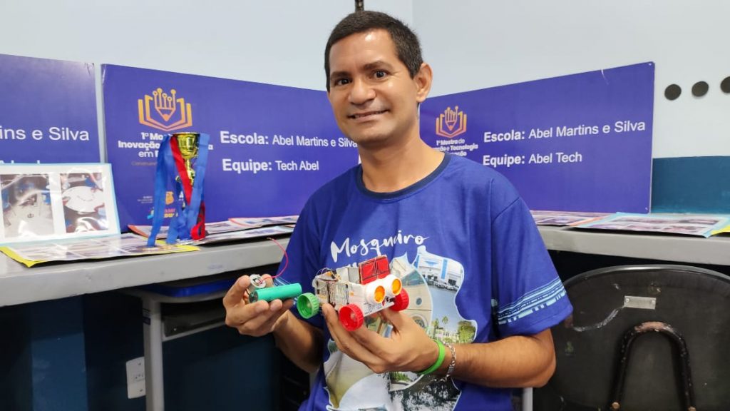 Professor César Augusto, da sala de informática da escola Abel Martins