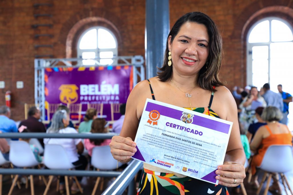 Fernanda Sena, professora da educação infantil da rede municipal é uma das educadoras certificadas nesta sexta-feira, 27