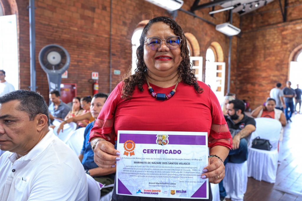 Marinete Velasco, professora da educação infantil, também, participou da qualificação em gestão e recebeu certificado da Semec