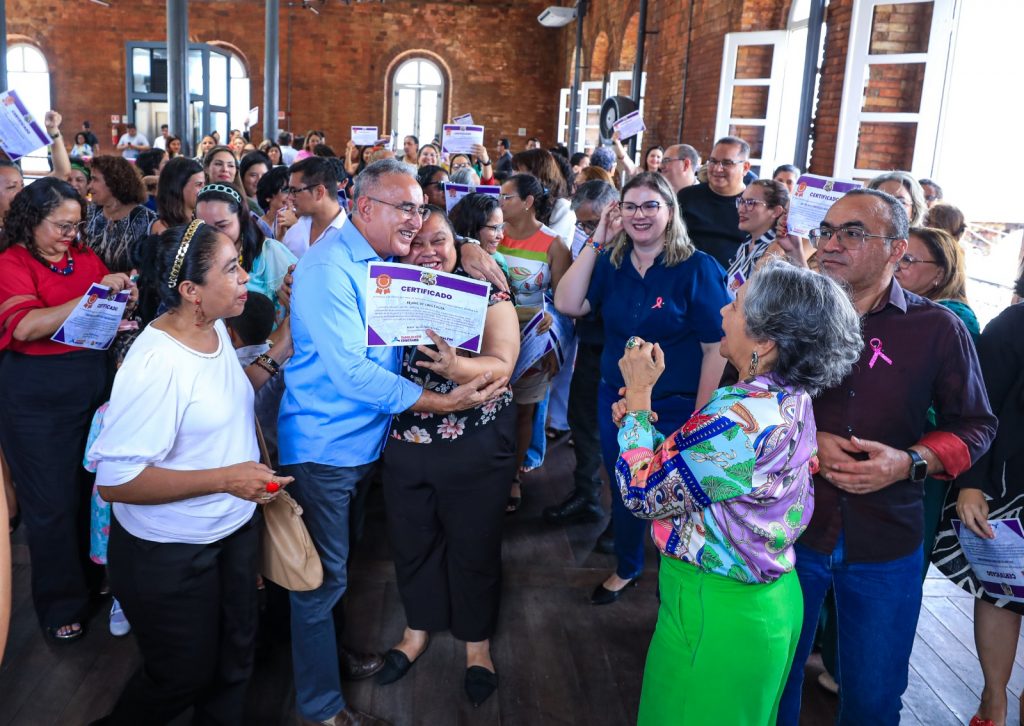 Prefeito Edmilson Rodrigues e secretária municipal de Educação, Araceli Lemos, comandaram a entrega dos 172 certificados aos profissionais que participaram do curso de gestão escolar