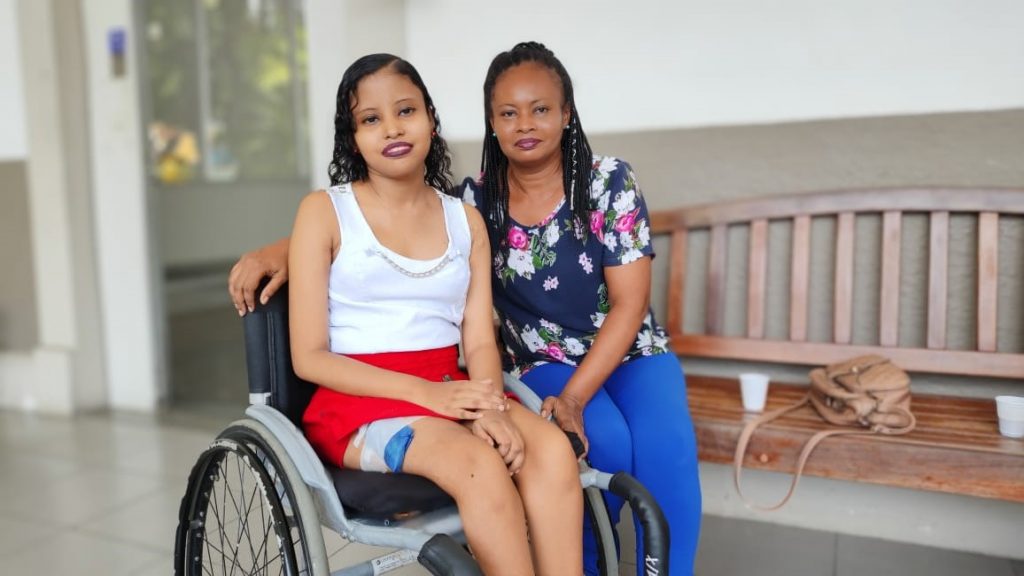 Estudante Raquel Correia acompanha pela sua mãe Katia Correia Silva, na oficina de dança.
