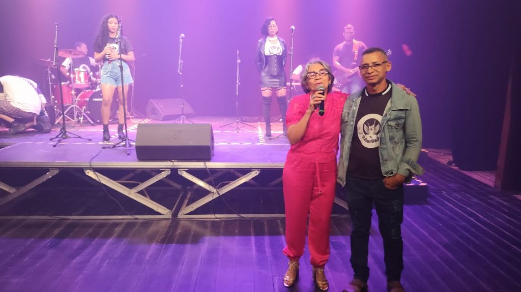 A secretária municipal de Educação, Araceli Lemos, conversa com o público: "Inesquecível ver tantos alunos com tanto interesse pelos problemas sociais do Brasil, via música"