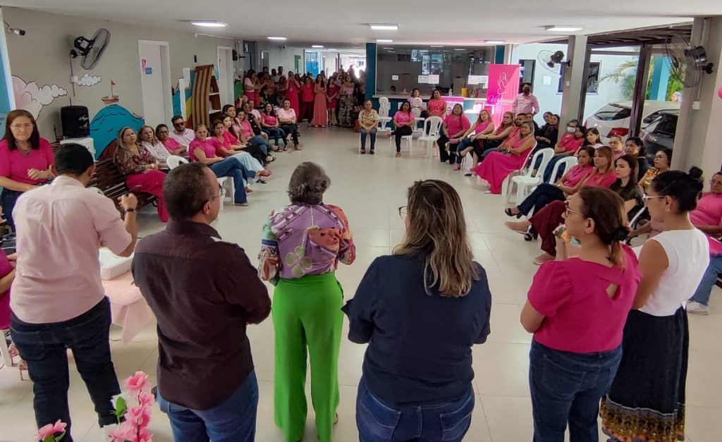 Secretária Araceli Lemos conversando com os participantes da ação