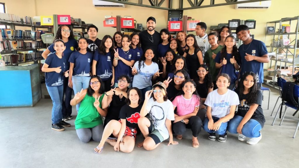 Grupo de estudantes, que participaram da oficina de teatro.