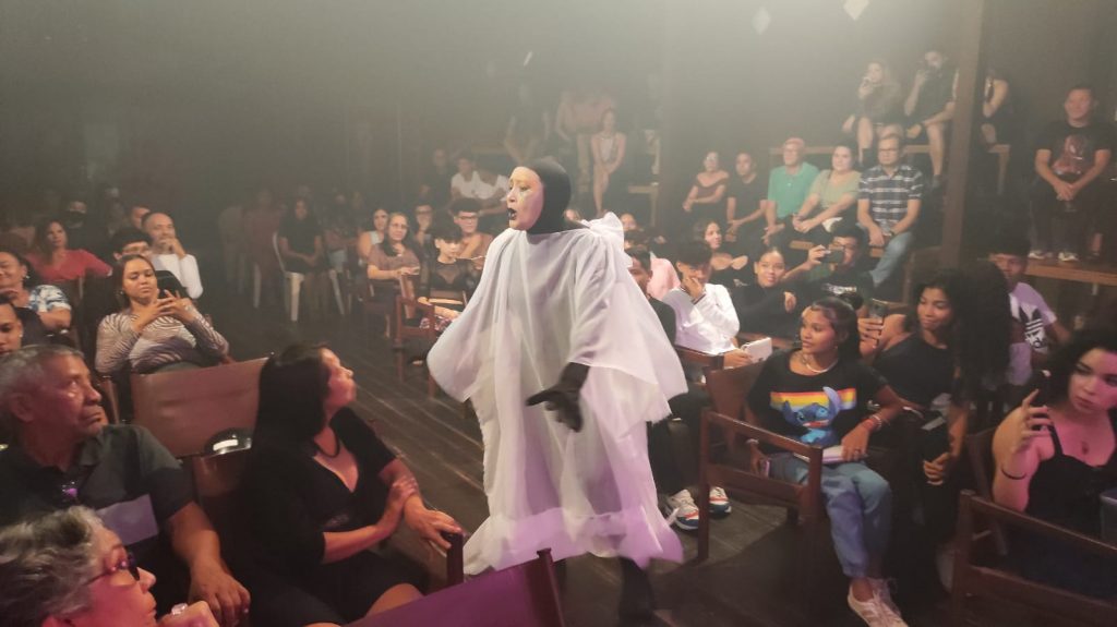 Intervenção teatral no intervalo das músicas: o espetáculo encantou o público no Waldemar Henrique