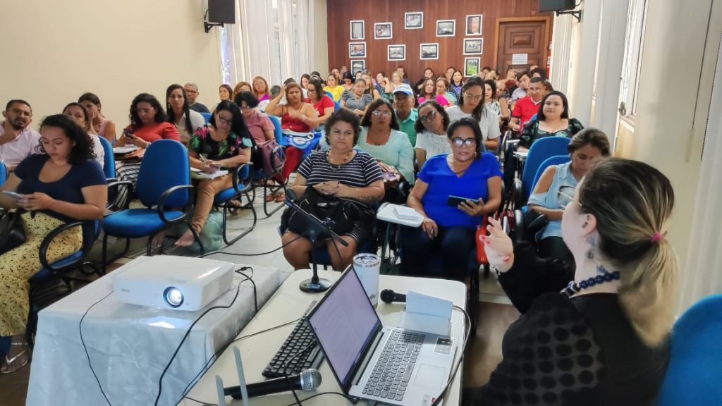 Momento da apresentação da portaria sobre as eleições aos participantes da reunião nessa terça-feira, 24: após 20 anos, eleição direta para diretores nas escolas