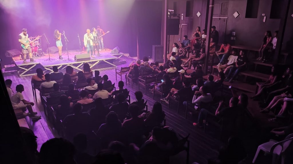 O público lotou o Teatro Waldemar Henrique na noite desse sábado, 14: problemas sociais do Brasil se esclarecem ao som de grandes clássicos da música nacional