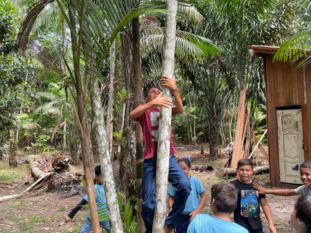 Estudantes na modalidade do triatlo da peconha, que foi uma modalidade muito disputada