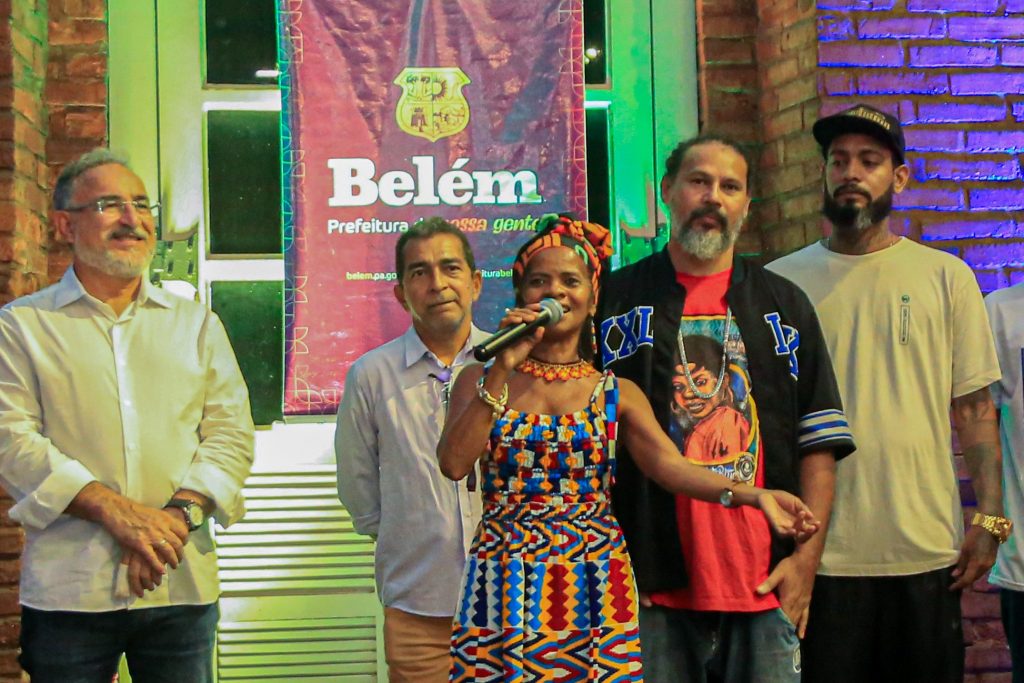 Elza Rodrigues, da Coant, fala ao lado do prefeito Edmilson Rodrigues em evento que assegurou direitos ao movimento Hip-Hop: "A Prefeitura atua em todas as áreas possíveis para combater a intolerância"
