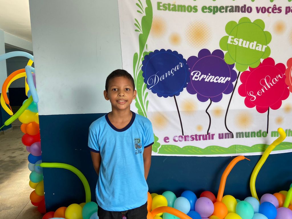 O estudante Thai Castiel está feliz que agora tem um espaço maior para estudar.