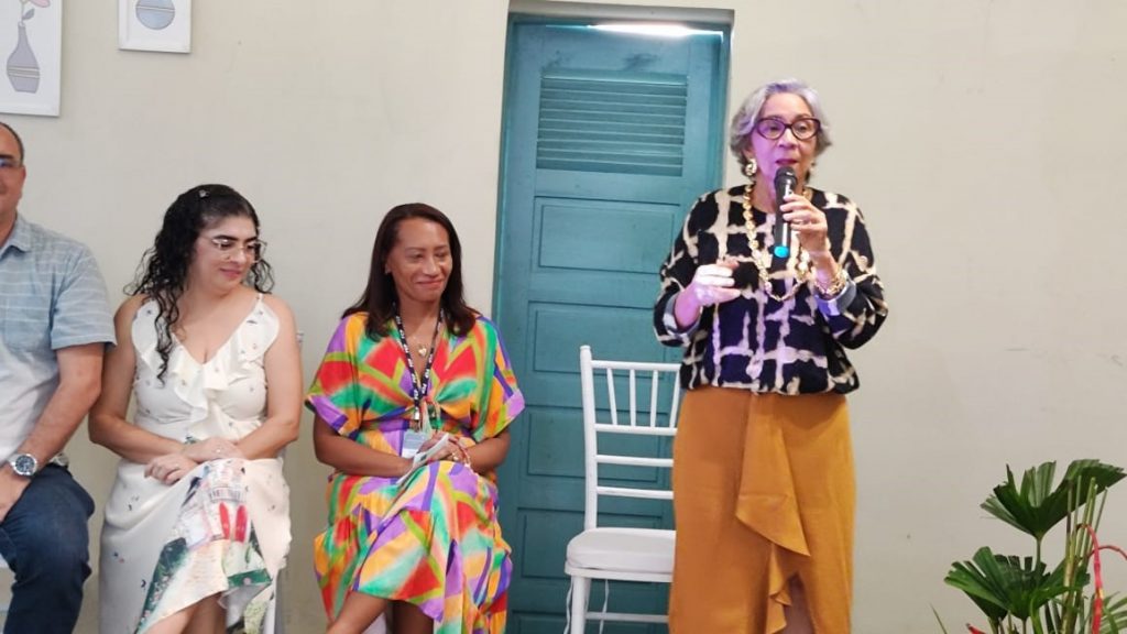 "As armas não constróem o mundo novo, quem constrói são homens e mulheres apaixonados pelos livros", proferiu a secretária de Educação, Araceli Lemos, durante cerimônia de entrega dos kits de livros pela Fundação Cultural do Pará à Semec