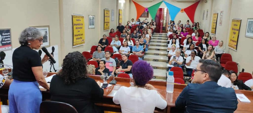 A secretária municipal de Educação, Araceli Lemos, preconizou um mundo de paz conquistado a partir do combate ao preconceito