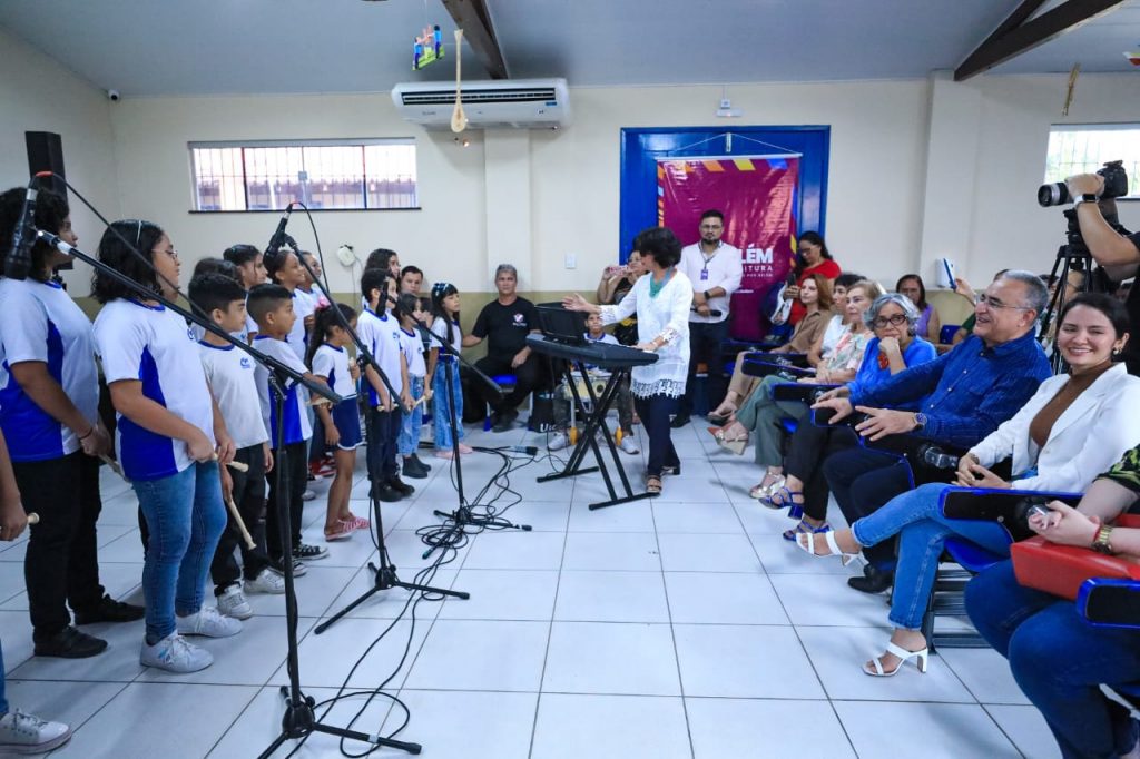 Estudantes da Escola Municipal Gabriel Lages fazem apresentação cultural durante a cerimônia de implantação do programa Broca Saudável na rede municipal de educação