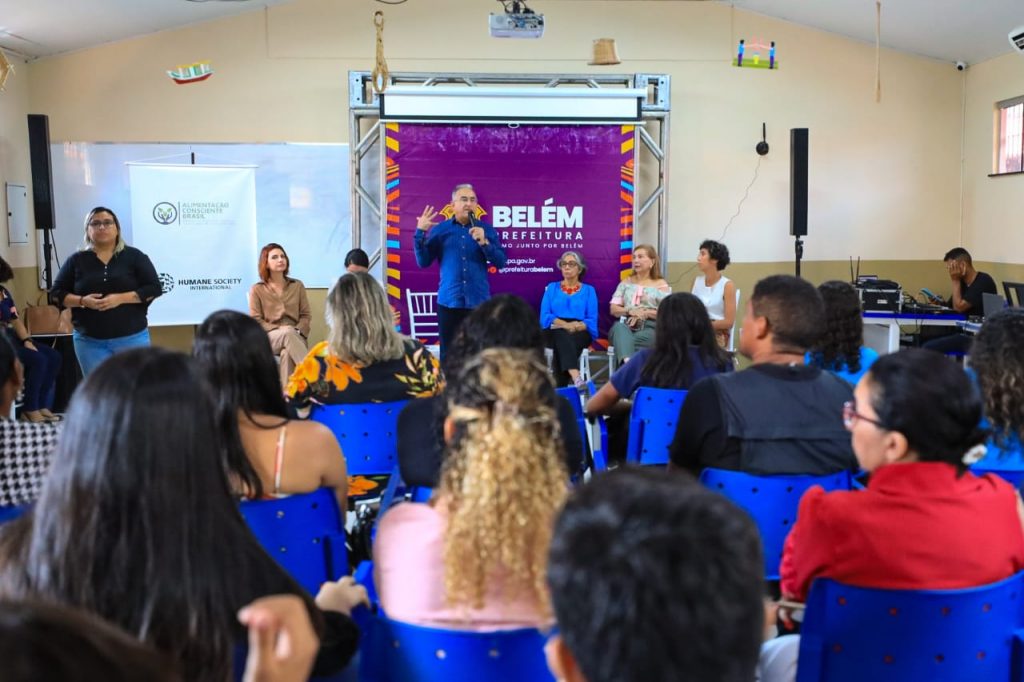 O importante é construir uma cultura alimentar baseada na consciência de que os produtos que nutrem o corpo têm que ser consumidos de forma consciente", ressalta o prefeito Edmilson Rodrigues