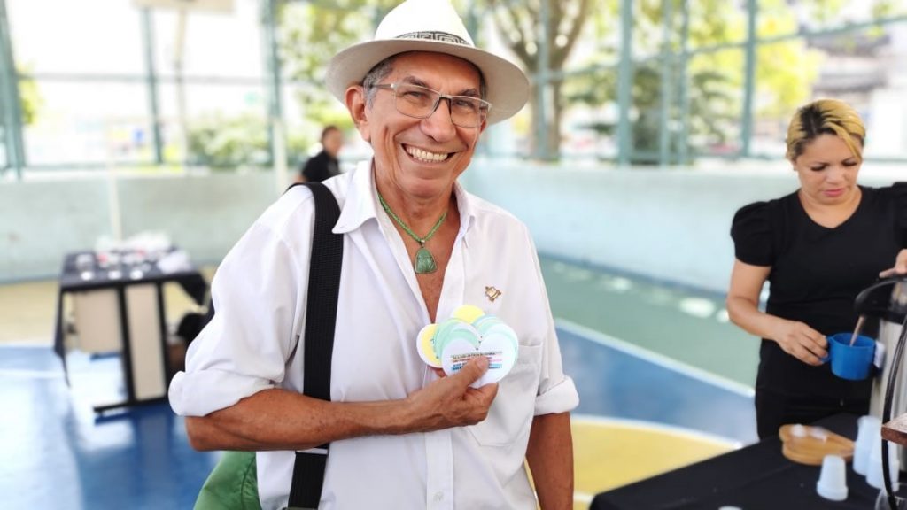 Poeta e escritor Juraci Siqueira participou da cerimônia de repasse de livros de autores paraenses à Semec e agradeceu a iniciativa