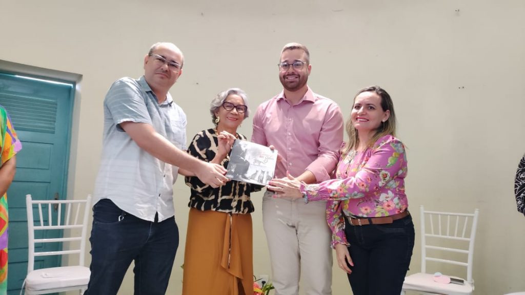 Entrega simbólica dos livros feita pelo presidente da Fundação Cultural do Pará, Thiago Miranda à secretária municipal de Educação, Araceli Lemos