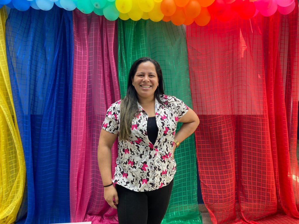 Para a coordenadora pedagógica, Carla Santana, investir em educação significa preparar nossas crianças para o futuro.