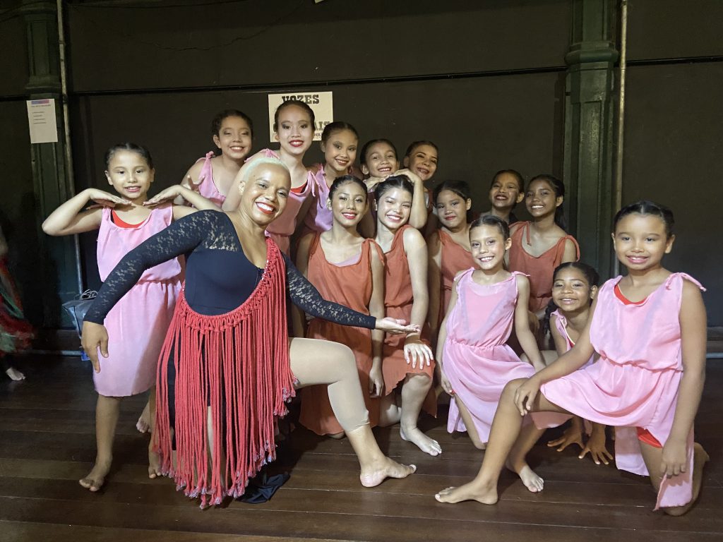 A professora Bárbara Lobato com as estudantes e dançarinas do projeto de dança do NACE: apresentação aguardada e celebrada
