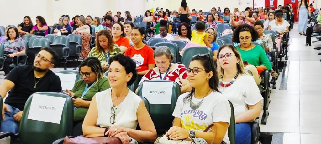 Participaram da abertura profissionais das áreas de saúde, educação e assistência social