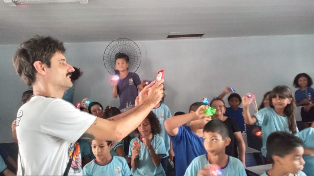 Fred Paulino registrou toda a movimentação e alegria das crianças da Escola Abel Martins. "Elas são muito interativas e Mosqueiro é um lugar lindo"!