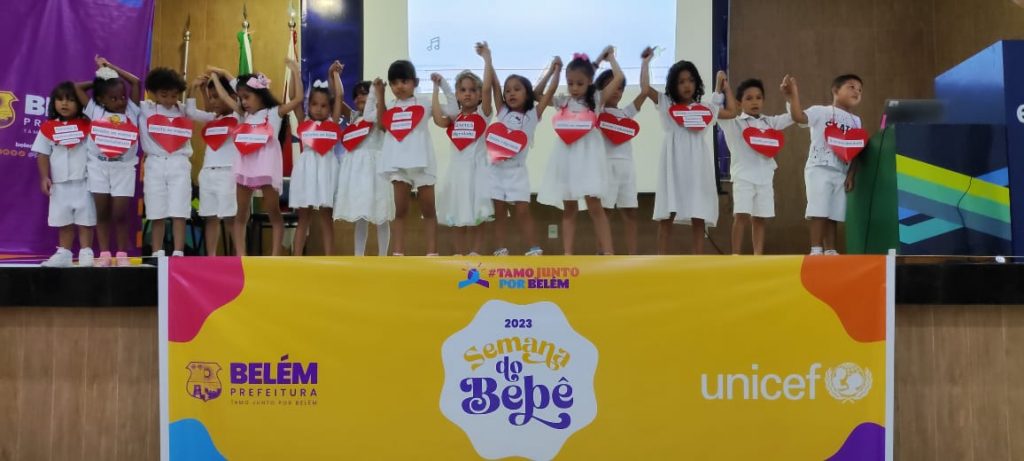 Crianças da escola municipal Venuzina Marinho de Souza fizeram apresentação na abertura da Semana do Bebê