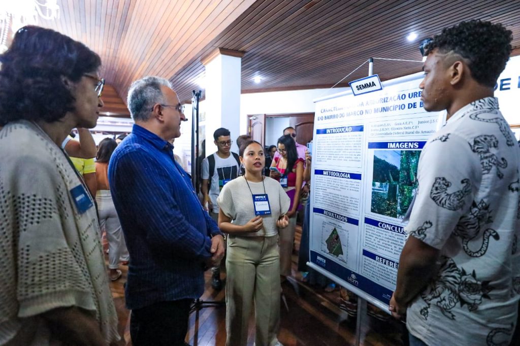 Prefeito Edmilson Rodrigues e secretária de Administração, Jurandir Novaes, assistem a apresentação de estagiária no Encontro de Jovens do Futuro