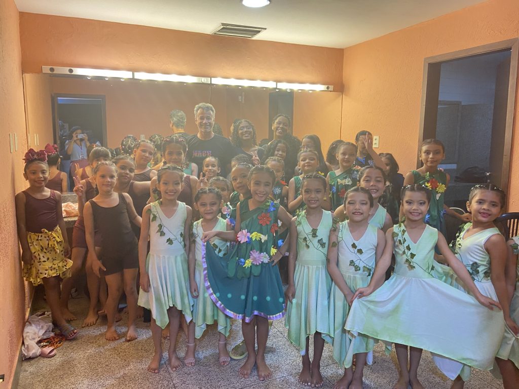 Estudantes que participaram do XXVI espetáculo da Escola Municipal de Dança de Belém do NACE