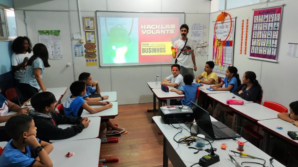 Oficina de montagem do chaveiro "businho de led" no anexo da Escola Municipal Honorato Filgueiras.