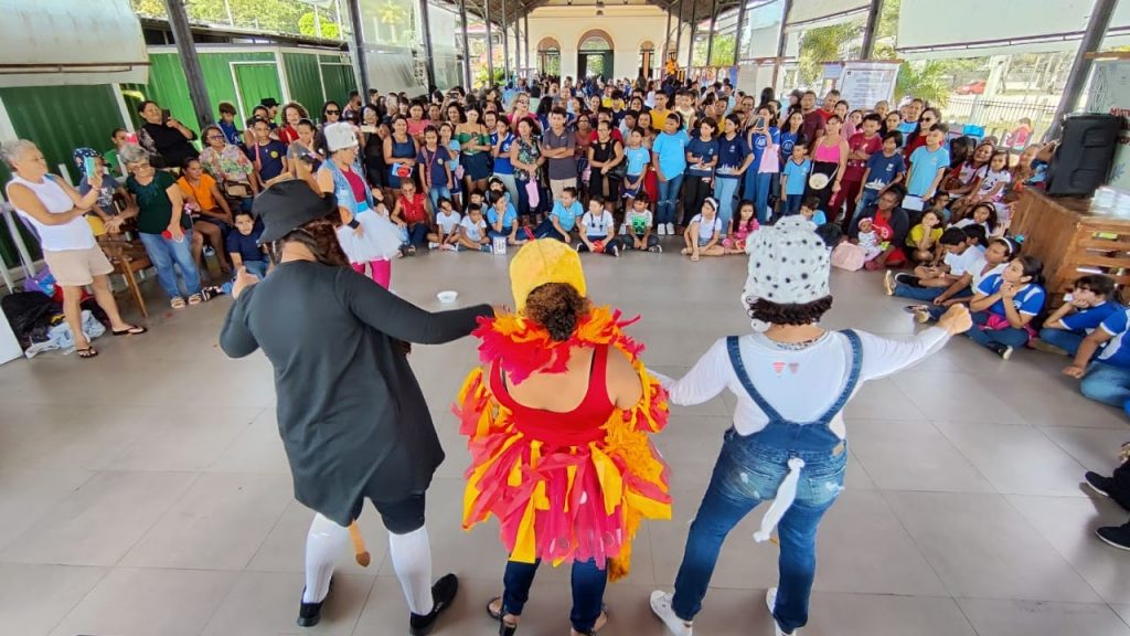 Apresentação do musical Saltimbancos pelos professores da escola Lauro Chaves