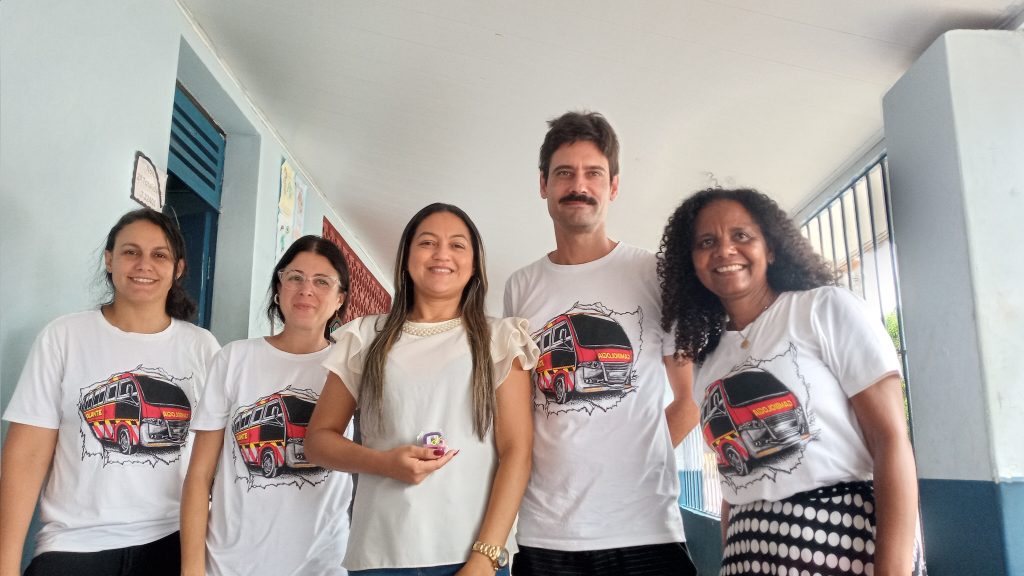 Gracy Peralta (centro) diretora da escola Abel Martins com a coordenação do projeto HackLab. "Muito feliz com a presença do projeto em nossa escola".
