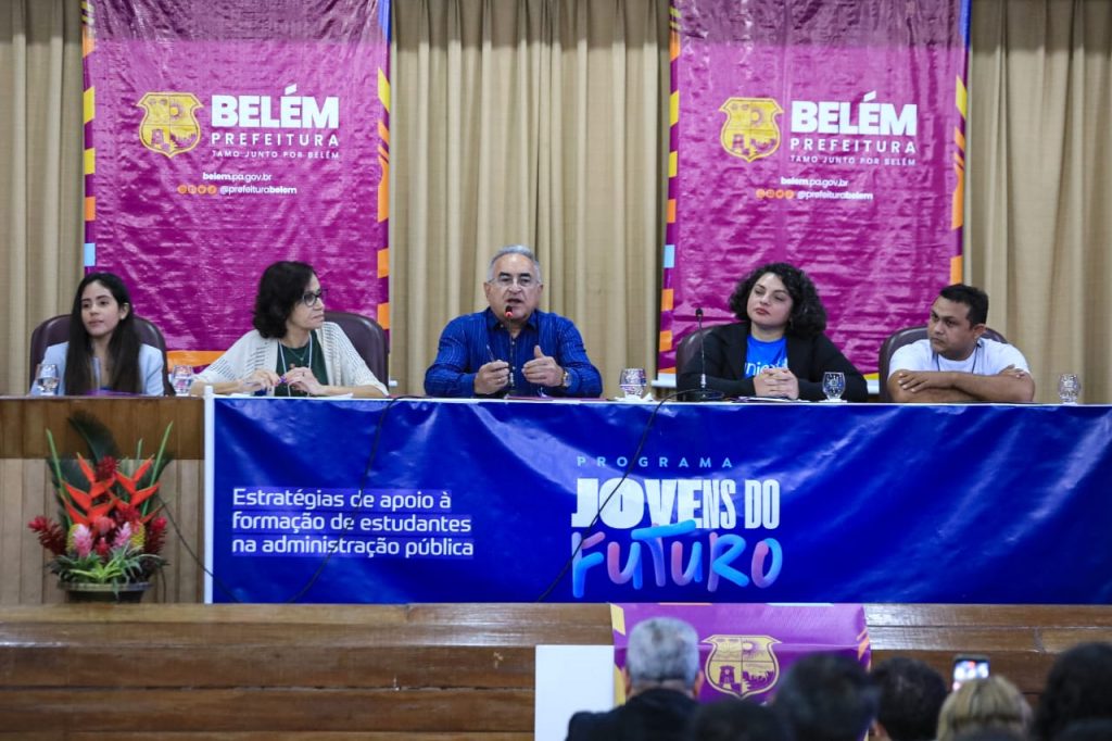 Cerimônia do Encontro Jovens do Futuro reuniu o prefeito Edmilson Rodrigues, gestores municipais e representantes do Unicef com estagiários dos órgãos municipais