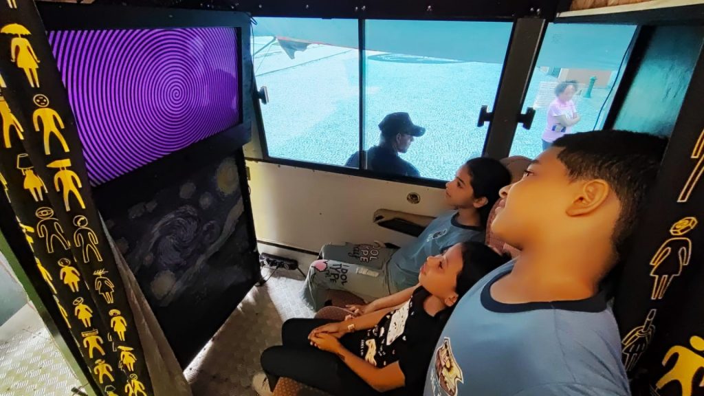 Estudantes da escola municipal Honorato Filgueiras na máquina de hipnose