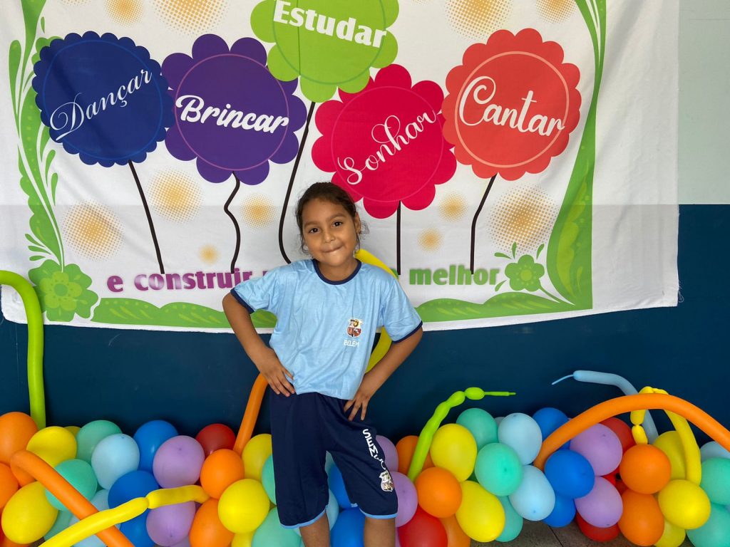 A estudante Vitória de Brito está muito feliz com a nova escola.