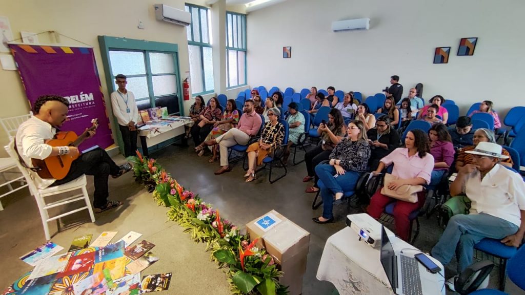 Apresentação artística da entrega do livros de escritores paraenses para serem usados pelos estudantes da rede municipal