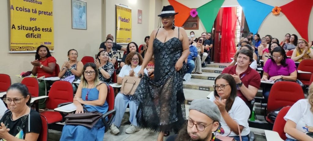 Durante o café inclusivo sobre diversidade, a plateia foi surpreendida por um desfile de moda sobre o tema pela estudante do curso de moda da Unama Maya Rego