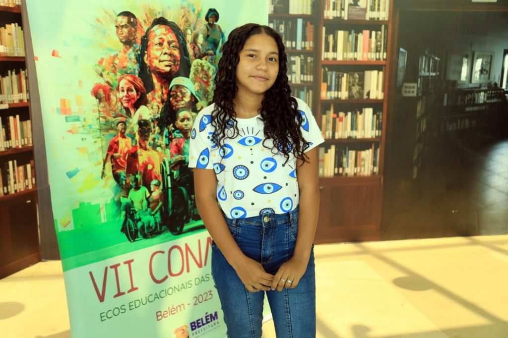 A estudante Evelyn Santos, de 15 anos, integrante do Grêmio Estudantil da Escola Municipal de Ensino Fundamental Nestor Nonato de Lima, participou da abertura da conferência