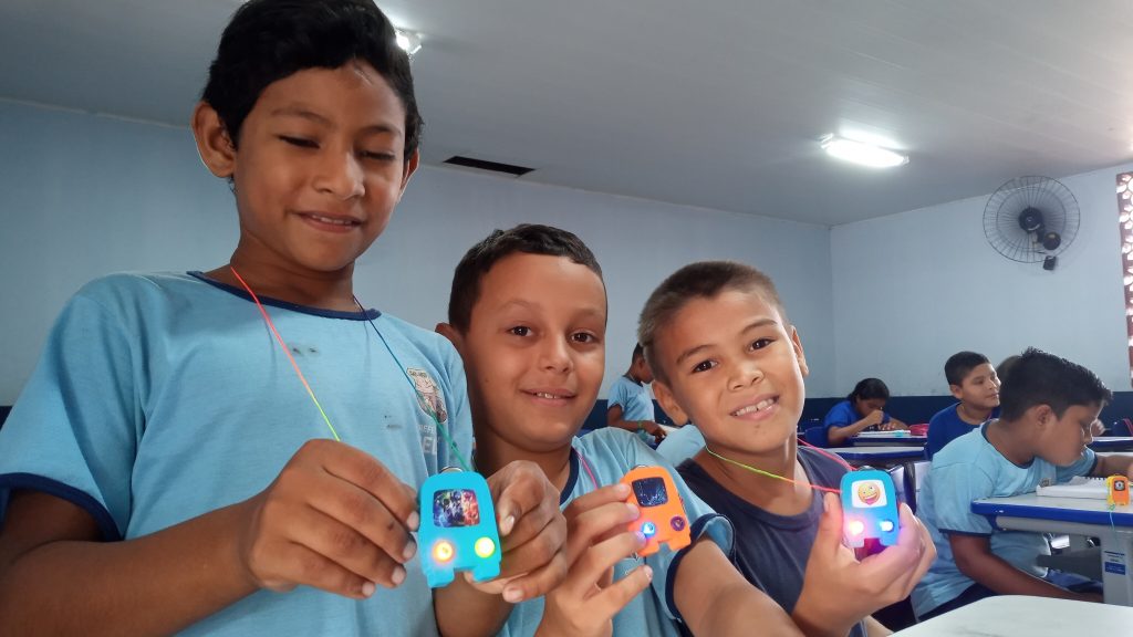 Os estudantes Carlos Henrique (à esquerda), Levy Sadraque (centro) e João Miguel não esconderam a felicidade de levar para casa a invenção do "buzinho"