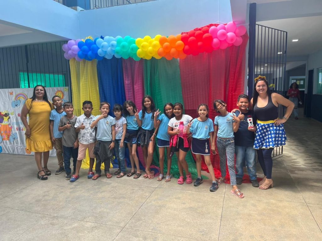 A nova escola foi planejada e adequada para acolher as crianças da comunidade.
